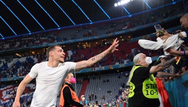 Pemain depan Italia Andrea Belotti melemparkan celana pendeknya kepada para penggemar di perempat final UEFA EURO 2020  di Allianz Arena di Munich pada 2 Juli 2021. AFP/MATTHIAS HANGST